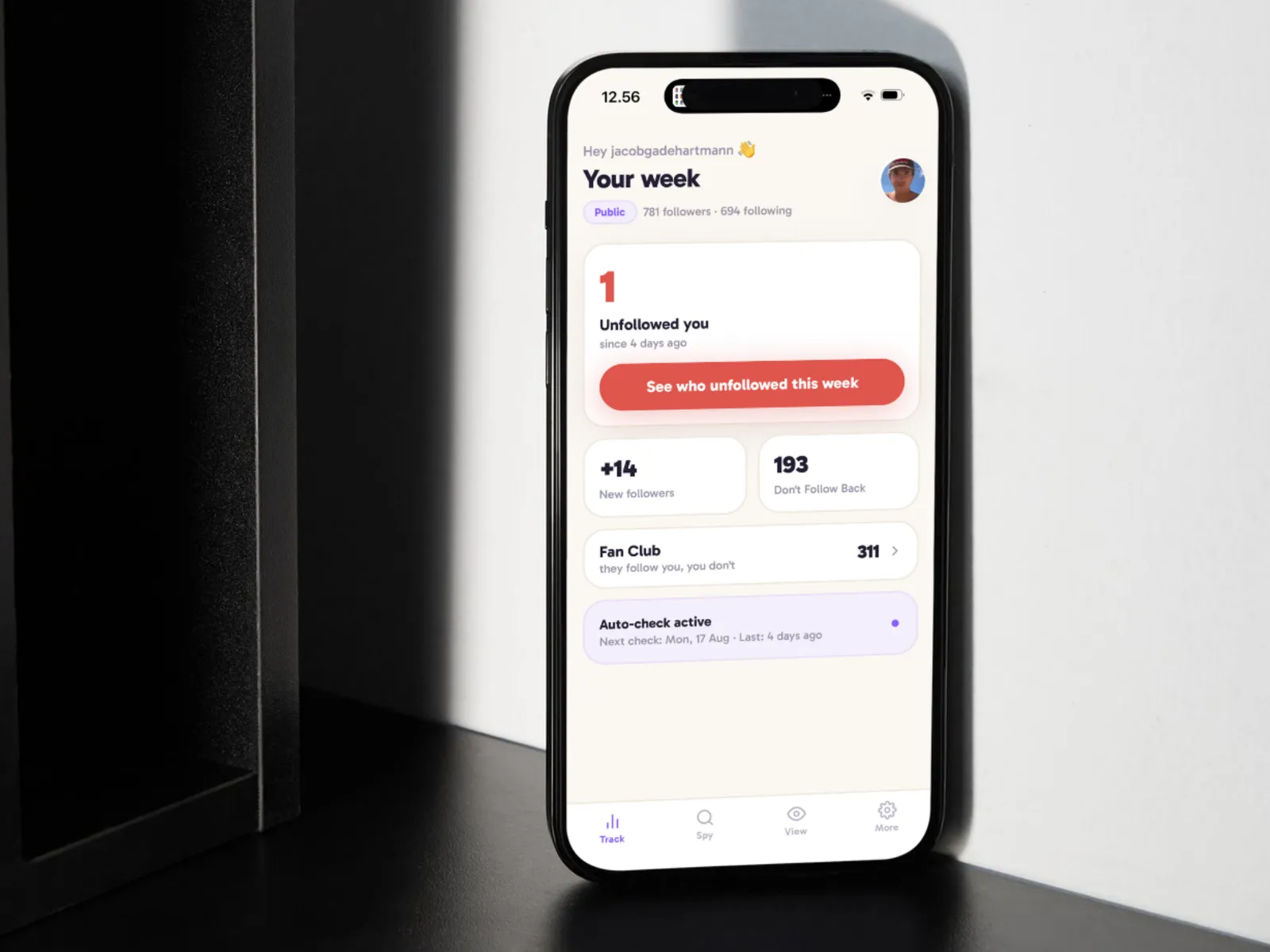 The UnfollowCheck app on an iPhone showing the weekly overview of unfollowers and new followers